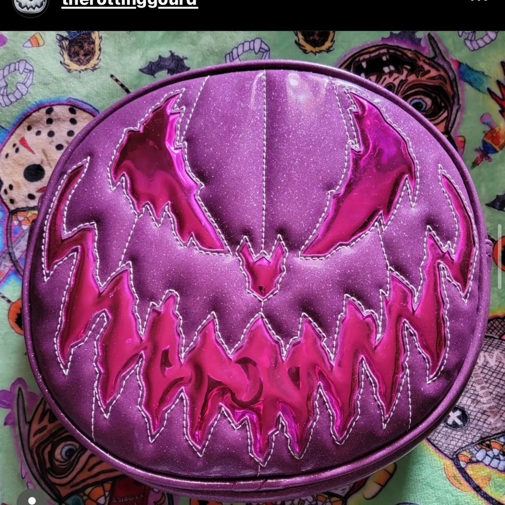 DISO Love Pain & Stitches purses (DO NOT BUY) in search of